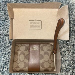 Coach Classic Pattern Wristlet Wallet